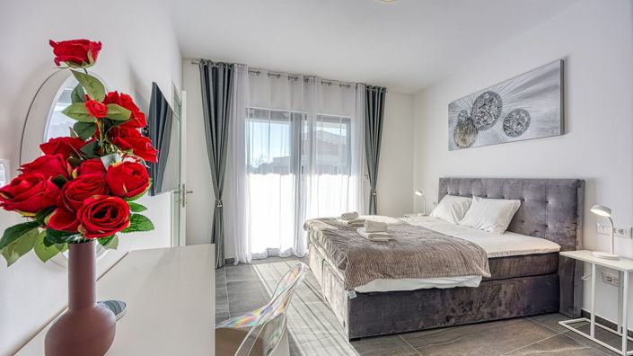 Image No.17-3 Bed Property for sale