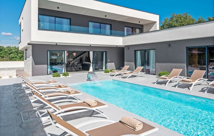 Image No.2-5 Bed Property for sale