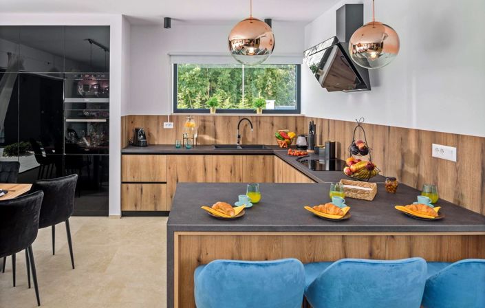 Image No.24-5 Bed Property for sale