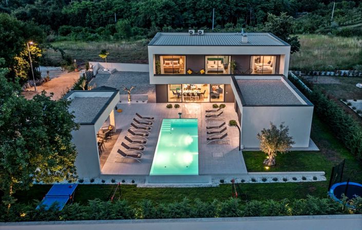 Image No.8-5 Bed Property for sale