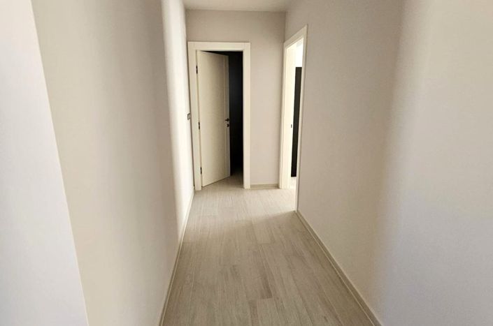 Image No.8-4 Bed Property for sale