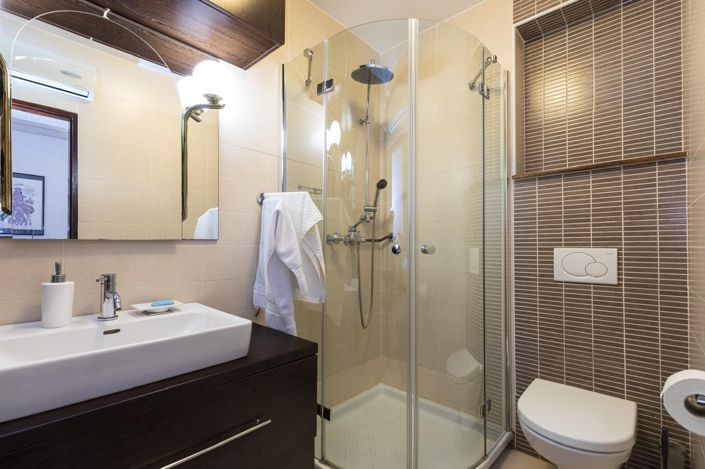 Image No.10-8 Bed Property for sale