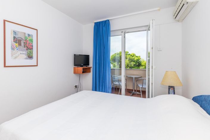 Image No.19-8 Bed Property for sale