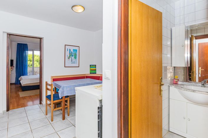 Image No.20-8 Bed Property for sale