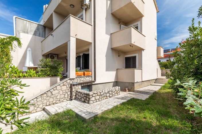 Image No.4-8 Bed Property for sale