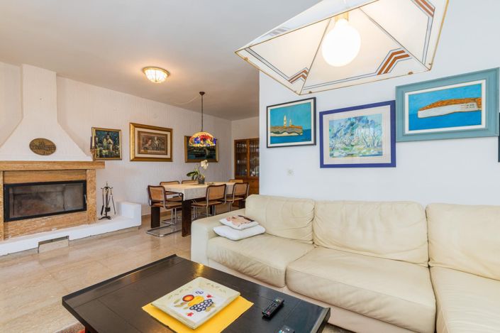 Image No.8-8 Bed Property for sale