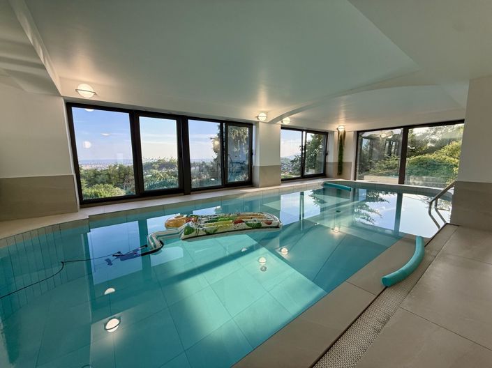 Image No.1-6 Bed Property for sale