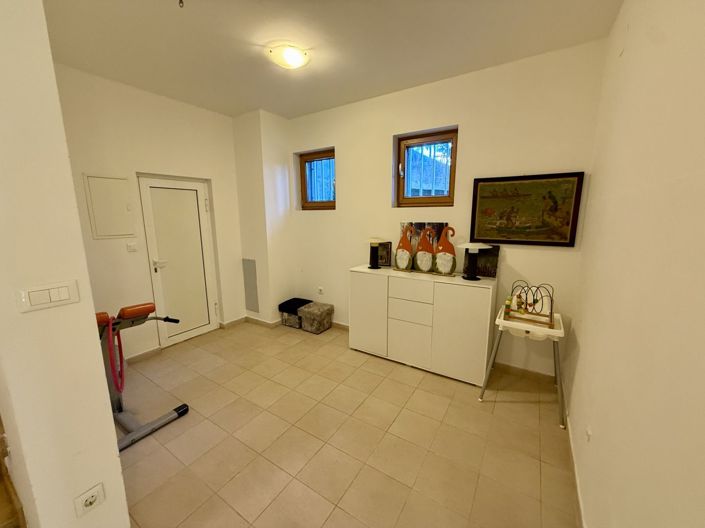 Image No.12-6 Bed Property for sale