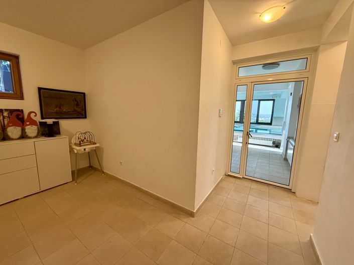 Image No.13-6 Bed Property for sale