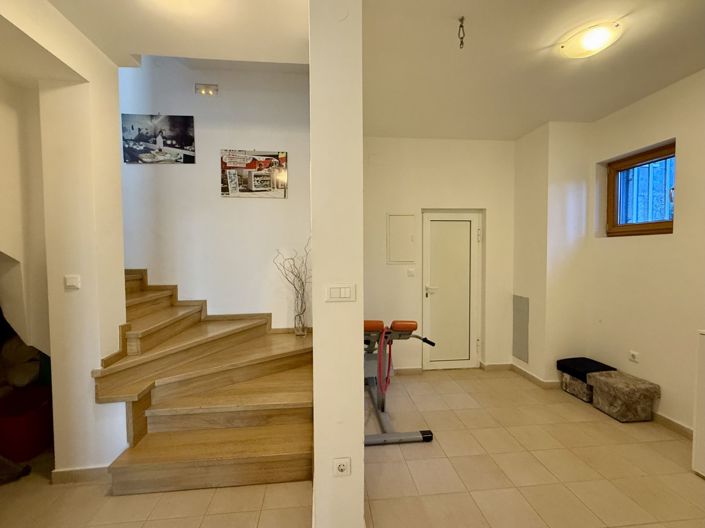 Image No.14-6 Bed Property for sale