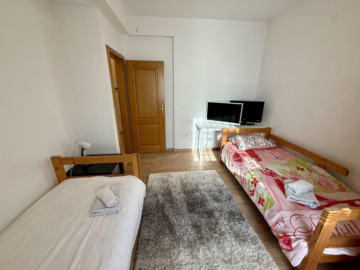 Image No.15-6 Bed Property for sale