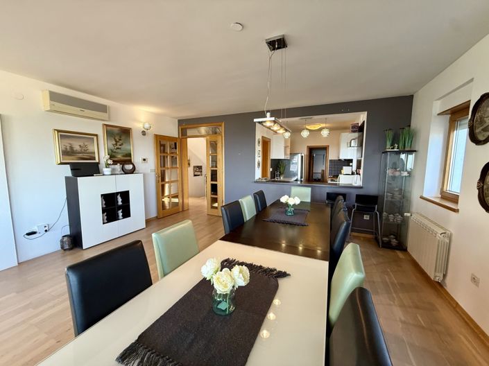 Image No.22-6 Bed Property for sale