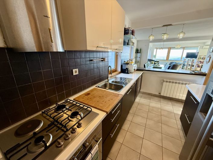 Image No.25-6 Bed Property for sale