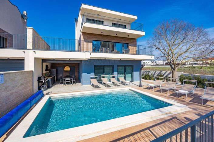 Image No.1-4 Bed Property for sale