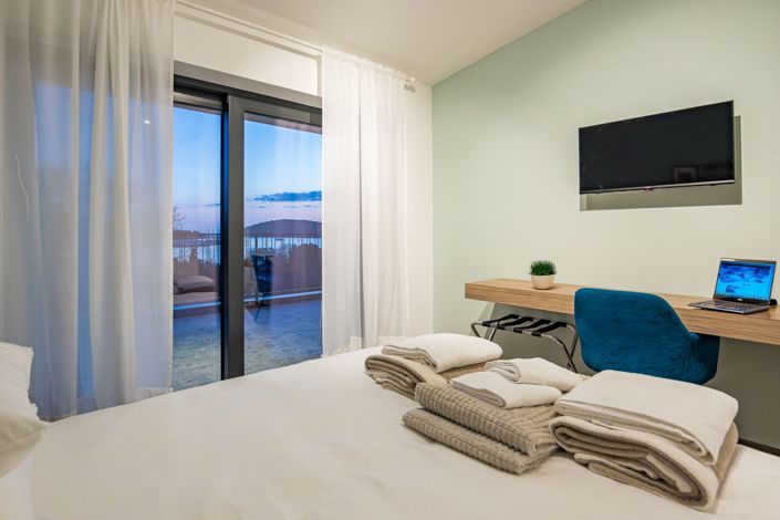 Image No.17-4 Bed Property for sale