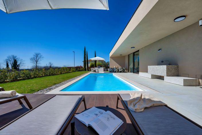 Image No.4-4 Bed Property for sale