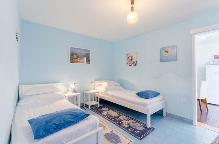 Image No.25-12 Bed Property for sale