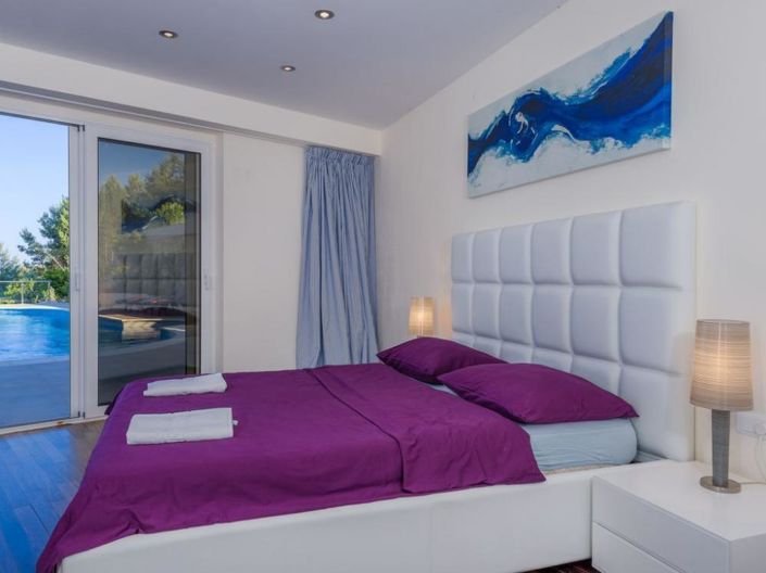 Image No.13-7 Bed Property for sale