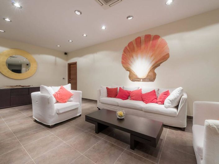 Image No.25-7 Bed Property for sale