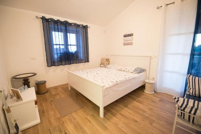 Image No.15-3 Bed Property for sale