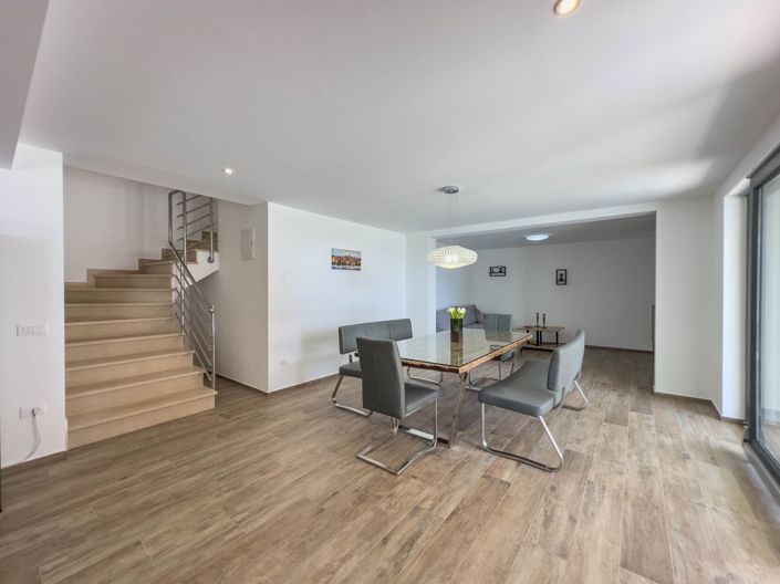 Image No.10-3 Bed Property for sale