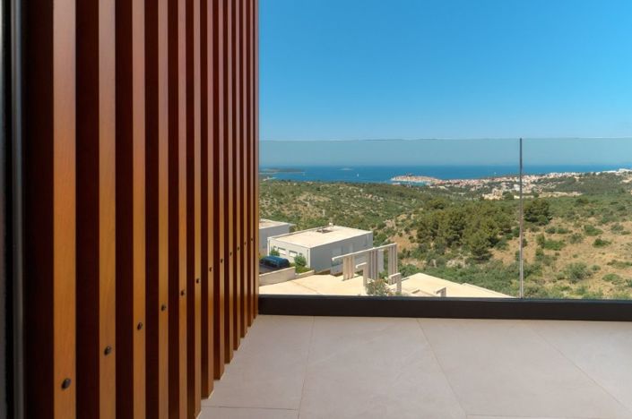 Image No.10-5 Bed Property for sale