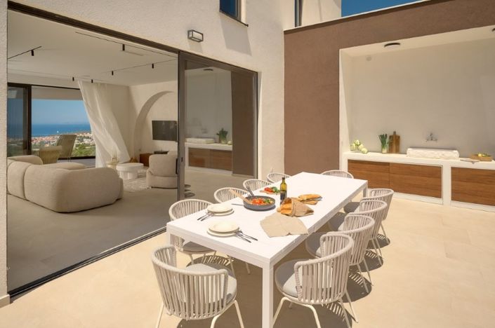 Image No.11-5 Bed Property for sale