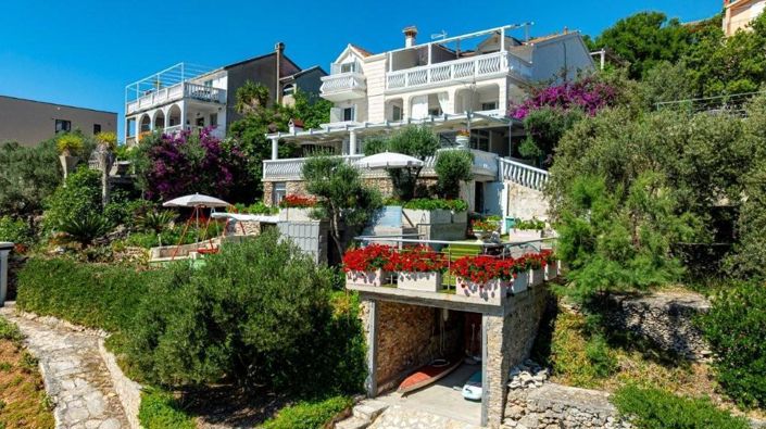 Image No.11-6 Bed Property for sale