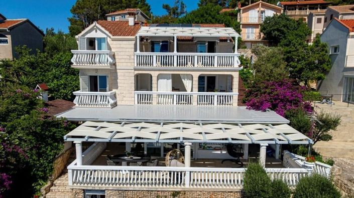Image No.12-6 Bed Property for sale