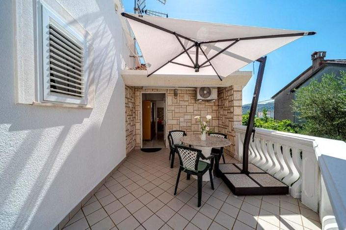 Image No.16-6 Bed Property for sale
