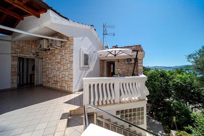 Image No.17-6 Bed Property for sale