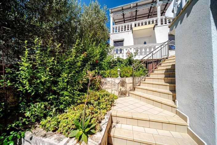 Image No.18-6 Bed Property for sale