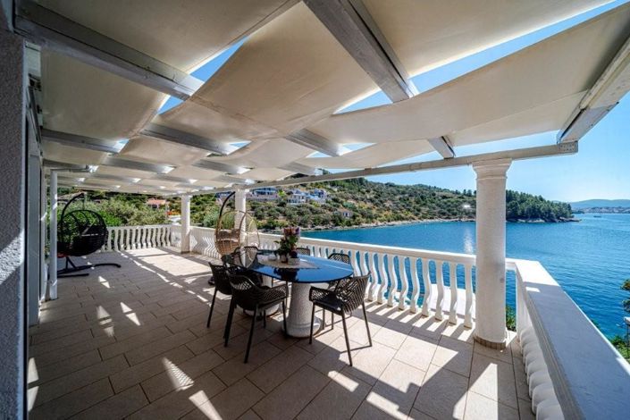 Image No.20-6 Bed Property for sale