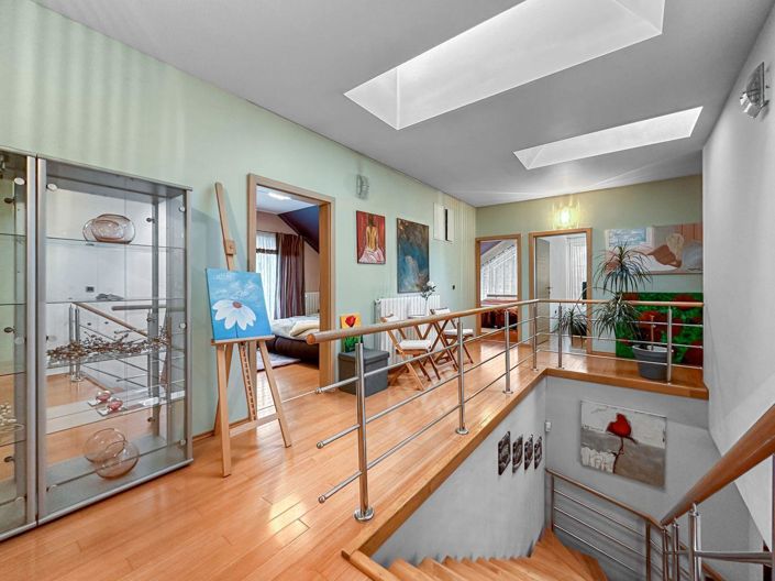 Image No.10-6 Bed Property for sale