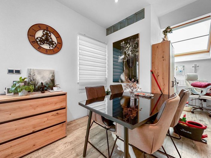 Image No.17-6 Bed Property for sale