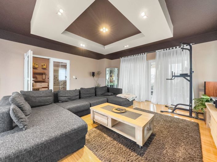 Image No.4-6 Bed Property for sale