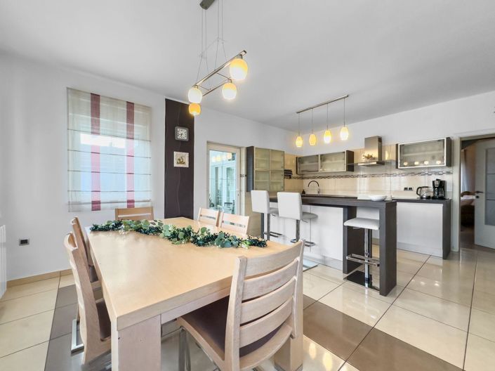 Image No.6-6 Bed Property for sale