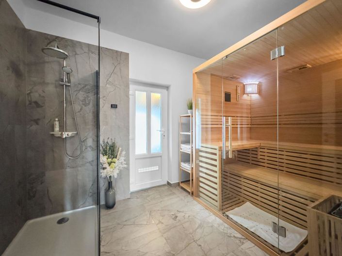 Image No.8-6 Bed Property for sale