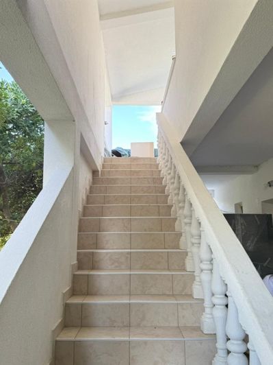 Image No.10-9 Bed Property for sale