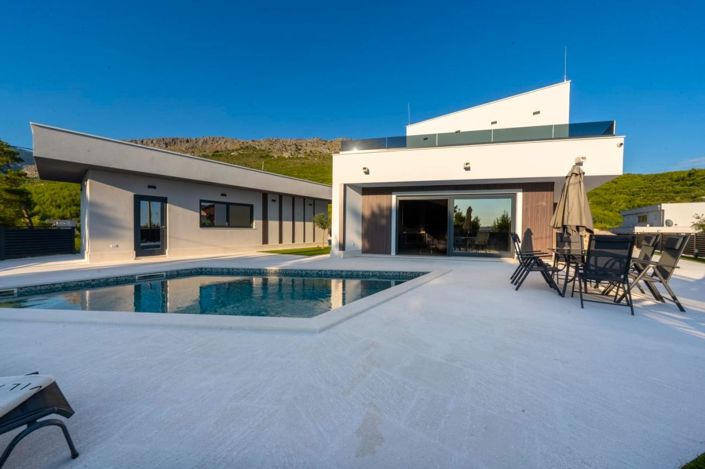 Image No.10-3 Bed Property for sale