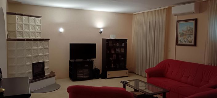 Image No.10-8 Bed Property for sale