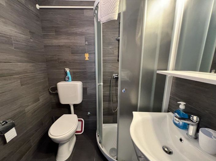 Image No.17-5 Bed Property for sale