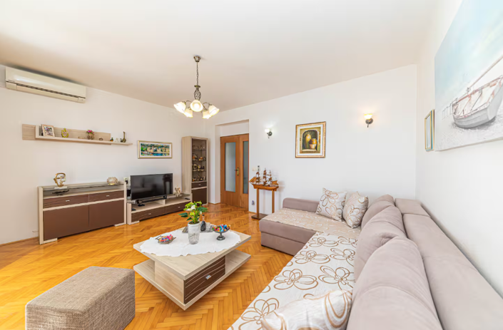 Image No.14-5 Bed Property for sale