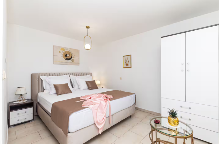 Image No.18-5 Bed Property for sale