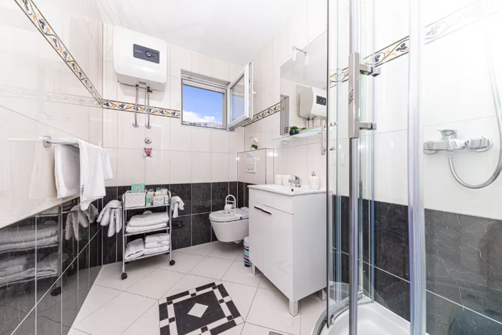 Image No.24-5 Bed Property for sale