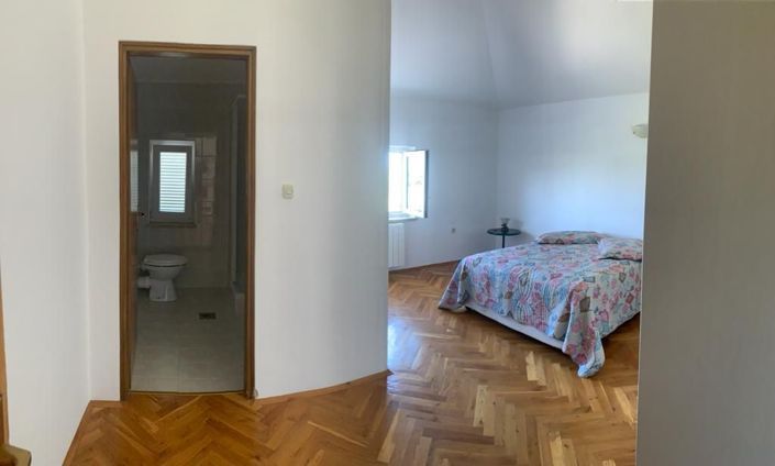 Image No.20-4 Bed Property for sale