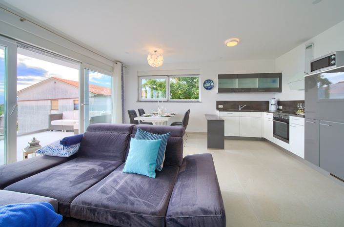 Image No.10-8 Bed Property for sale