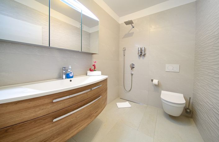 Image No.17-8 Bed Property for sale