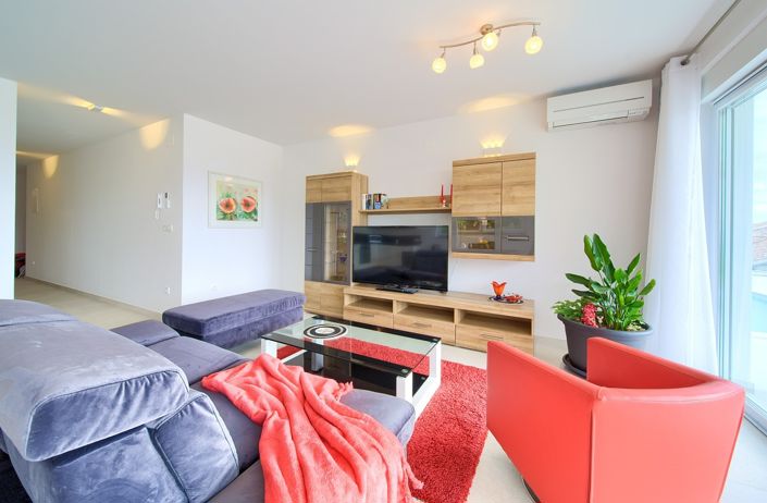 Image No.22-8 Bed Property for sale