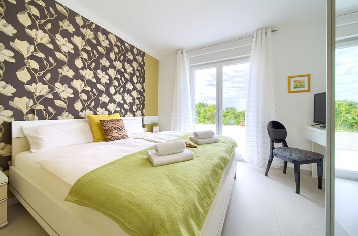 Image No.23-8 Bed Property for sale